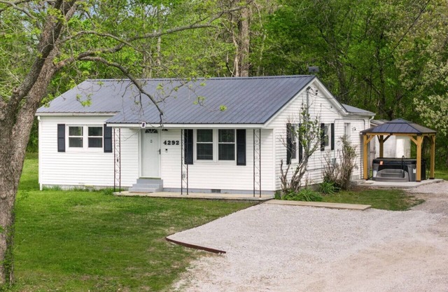 Renovated Private Cottage w/Hot Tub! Covington, TN