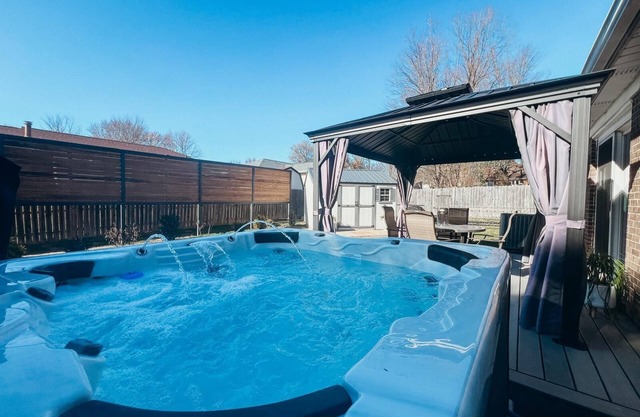 Renovated Ranch: 3BDRM 2BATH with King Bed, En-Suite, Sleeps 6, Hot Tub & more!
