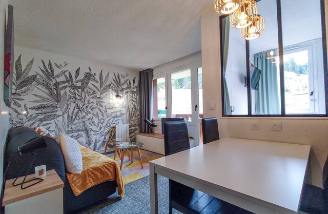 Renovated Studio, South-Facing Balcony, Steps from Slopes & Shops, Valmorel