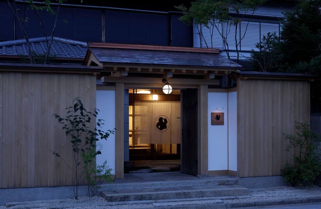 Renovated the main house of Maruyo Lumber, which is over 70 years old. Located in Funama-cho, Kuwana City, the site of the "Shichiri-no-watashi" ferry, the inn is a private house with antiques and artwork that blends the old and the new.