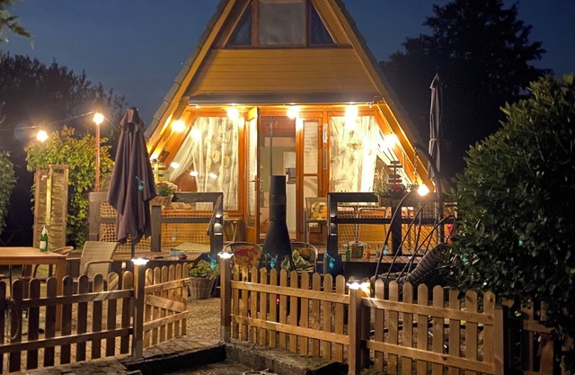 Renoviertes Nurdachhaus in Ostfriesischer Natur am Wasser für Familien