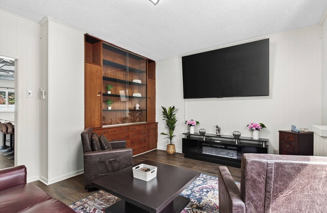 Renovo Escape: Game Room + Spa Bath + Views