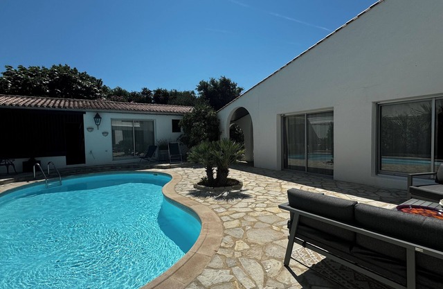 Rent villa on the beach in Ars en Ré (17) - heated pool - sleeps 9