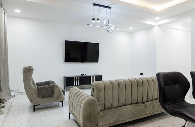 Reo's Smart Haven: Chic & Comfy