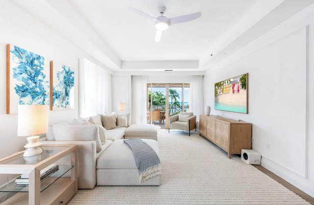 Residence 303, Elegant Oasis Minutes from Seven Mile Beach