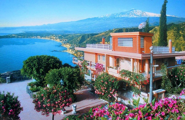 Residence Schuler - Apartment 'A' with sea-Etna view