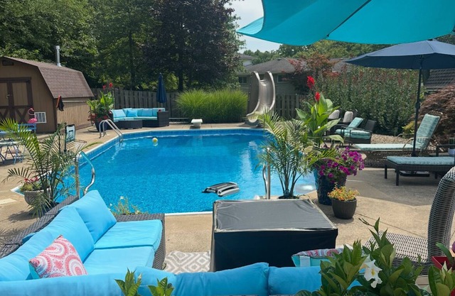 RESORT HOME, POOL OPEN/HEATED, HOT TUB, FIRE PIT, INFINITY DIGITAL GAME TABLE.