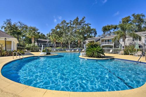 Resort-Style Condo in St Simons about 1 Mi to Pier!