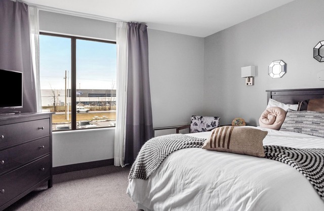 Restauparc Motel - Double Bed Size with Kitchenette & Desk & Private
