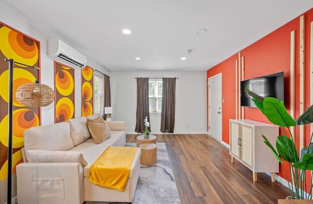 Retro-Chic 1BR w/King Bed & Prime Location