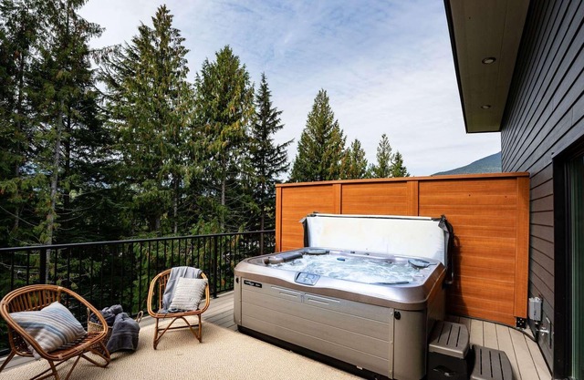 Revelation Retreat Townhouse-Private Hot Tub and Lower-Level Rec Room