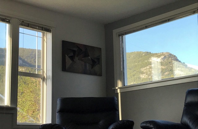 RheLi Amazing Vacation Rentals - Blairmore, Crowsnest Pass
