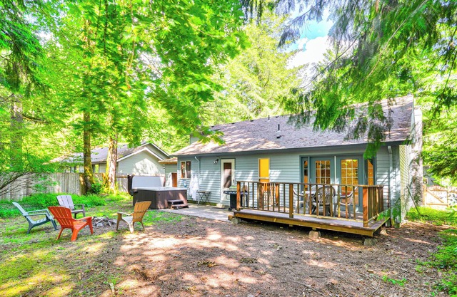 Rhododendron Retreat w/Hot Tub: Steps to River!