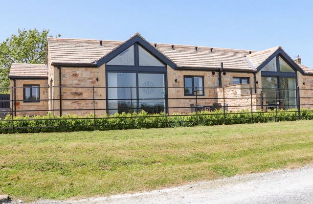 RIBBLE VIEW, pet friendly, with hot tub in Chatburn