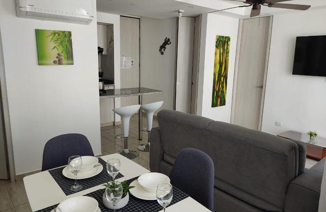 RICAURTE, Moderno, confortable apto, AC, Parquead, Wifi