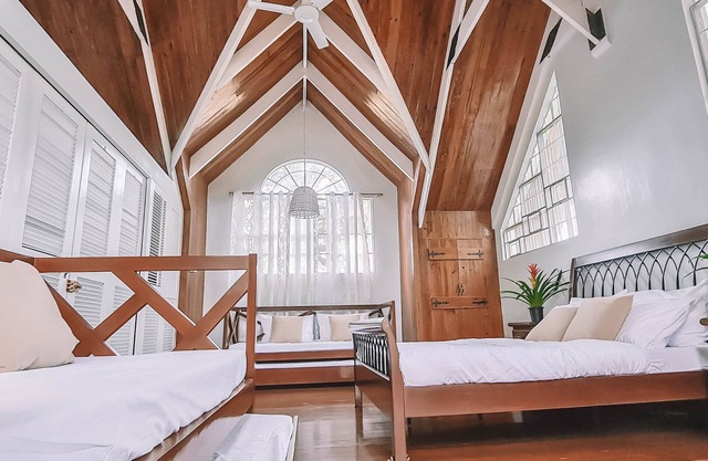 Ridgetop Resthouse with pool - 5 mins away from Tagaytay!