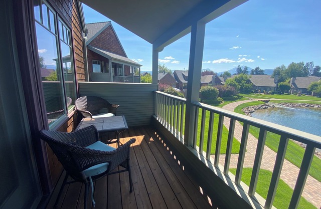 Riley`s Mt View Condo near downtown Sisters, community pool & spa