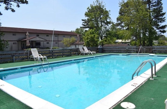 Rise & Shine- Adorable Efficiency w/Views & Pool!
