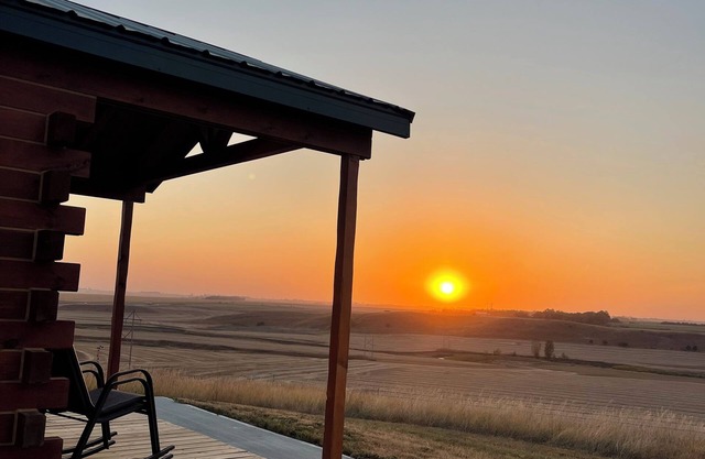 River Bluff Cabin 2- Private Hot Tub & Land, Stunning Bluff & Sunset Views