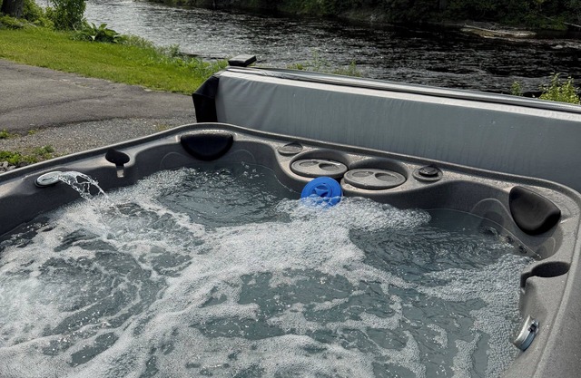 River Escape! Spacious 5-bedroom house on the river. 500 ft from trail access!