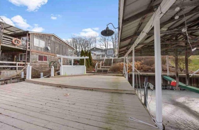 River front 4 bedroom cottage with boat dock