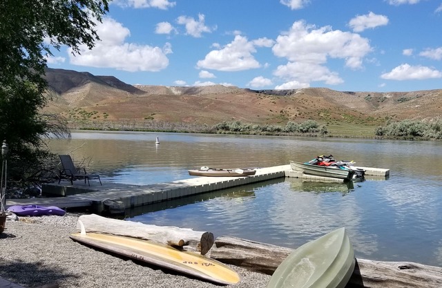 RIVER FRONT CABIN IN HAGERMAN PARADISE. USE KAYAKS TO ENJOY.