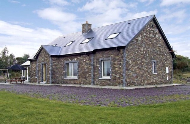 RIVER HOUSE, family friendly, with open fire in Sneem, County Kerry
