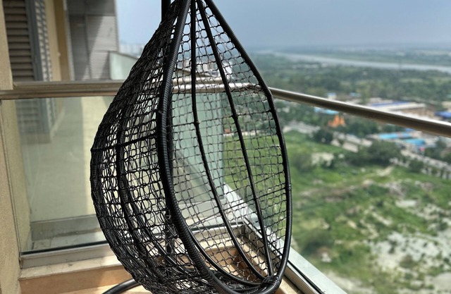 RIVER VIEW stunning apartment. Metro Station 3 mins walk away