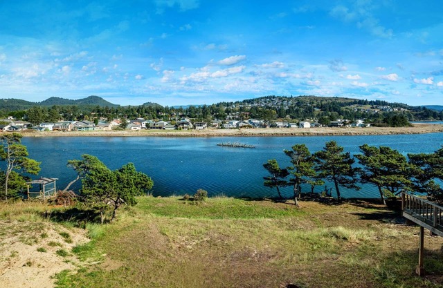 River Views & Fishing from Backyard, Pet Friendly, 5 min Walk to Beach, Master w/Private Deck & Wifi