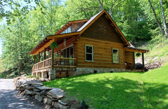 Riverbend Cabin! A Luxurious New Private Waterfront Log Cabin.