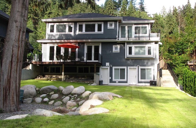 Riverfront Bed and Breakfast - Lynn Valley Room