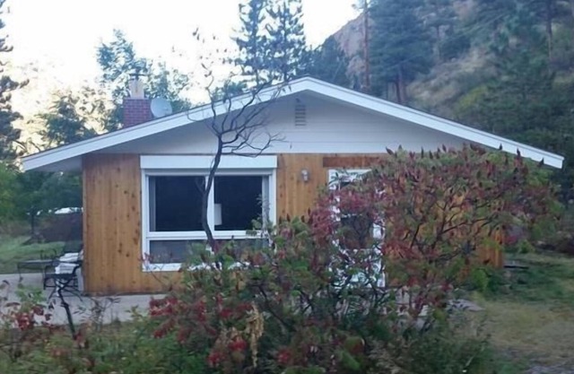 Riverfront Home With Hiking, Fishing And Magnificent Views Out Your Front Door!