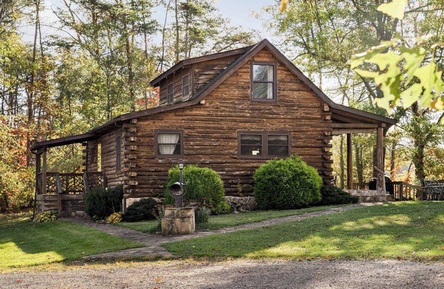 Riverfront Log Cabin w Fireplace, Grill & Fire Pit