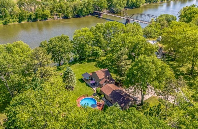 Riverfront, swimming pool, hot tub, pickleball court, basketball, billiard
