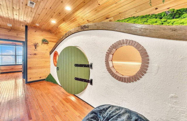 Rivers Ledge Cabin with breathtaking views, hot tub, & indoor pool!