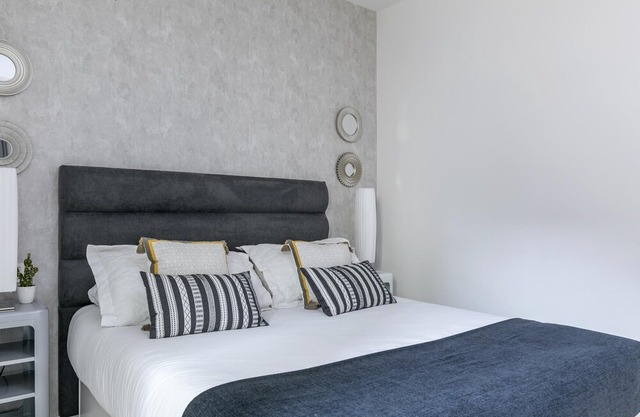 Riverside by Forever Rentals. Deluxe 2 bedroom apartment with views of Ría. Wifi
