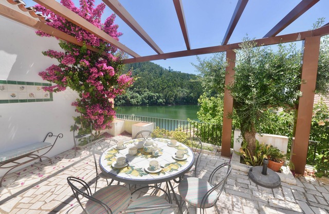 Riverside - Lovely house in amazing location with views over the river