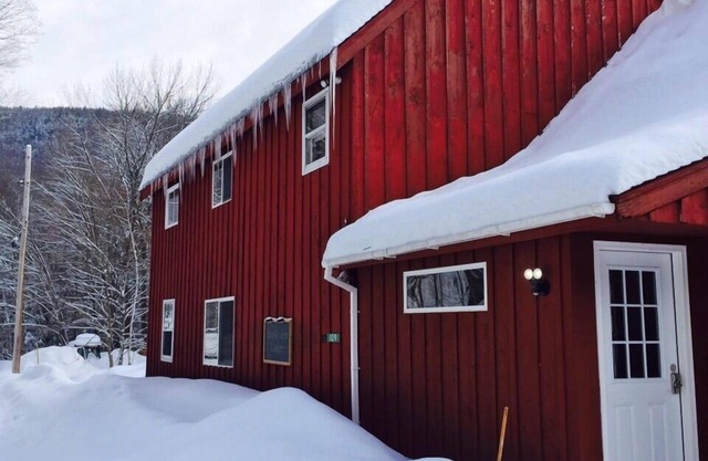 Riverside Property, Sleeps 15, Large Lounge, Dining Room And Hot Tub.