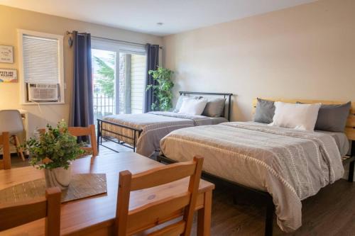RiversTail Retreat Pet-Friendly and Steps to The Lake