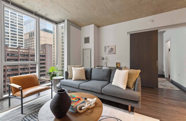 Riverwalk Apt: Best Location, Modern Luxury