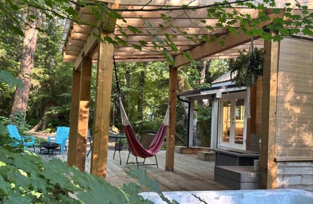 Riverwood Retreat-hot tub and cedar sauna on the river