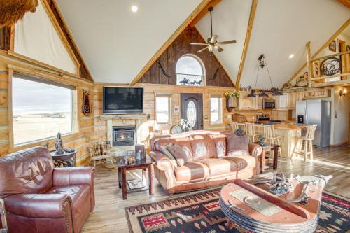 Roberts Home with Western Decor and Mountain Views!