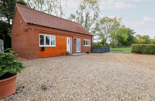 ROBIN'S NEST, family friendly, with a garden in North Elmham