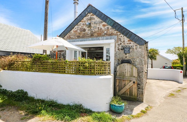 ROCKET CART HOUSE, romantic, luxury holiday cottage in Lizard