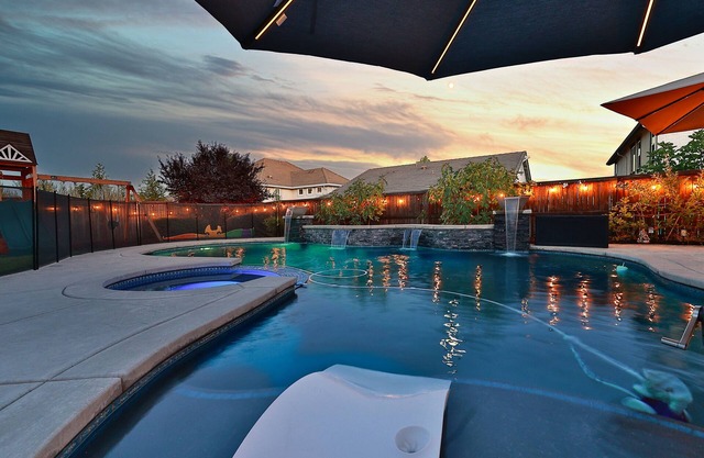 Rocklin Pool Side Luxury Stay - Perfect stay for families