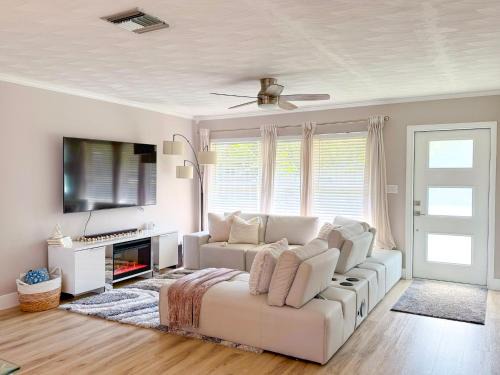 Rockstar Hideaway Entire Home 2BR 2BA Office Space Guest Room & Outdoor Patio