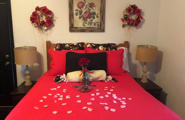 Romantic bed and breakfast cottage with private hot tub, kitchen and jacuzzi