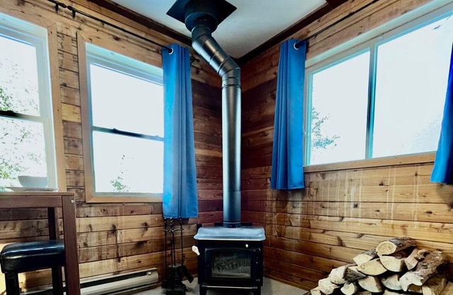 Romantic Cabin with Woodstove, Shared Hot Tub and Infrared Sauna.