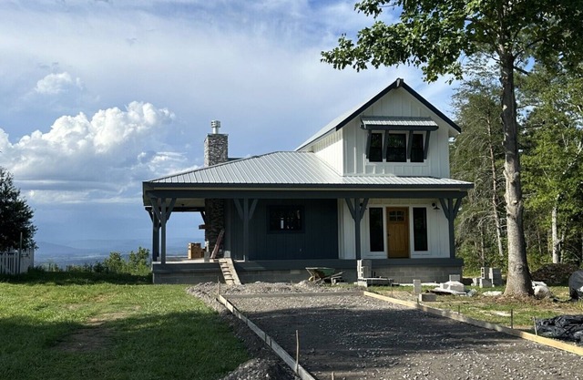 Romantic Getaway at Honeymoon Cottage