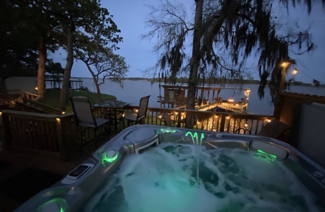 Romantic Hideaway Lakefront Retreat Fireside Lounge, Spa, Swimming and Kayaks!
